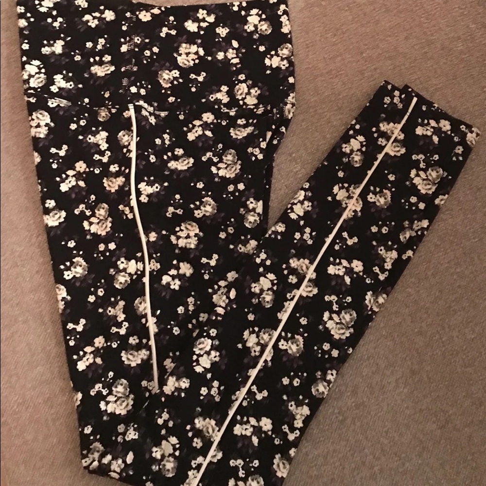 Victoria’s Secret Pink floral leggings size M